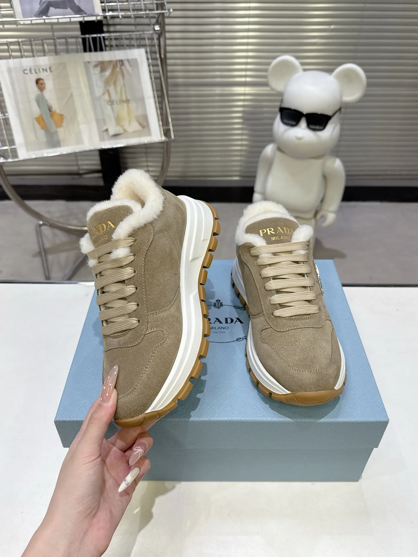 【PRADA】P: 660💰Couple style▪️Size: Women’s 35-40⚛Size: Men’s 39-44(45 customized) 2025 𝐬𝐬Prada’s new product, coming with strength! ❣️Many Internet celebrities have the same style, fashionable and versatile nice items, original shoes are developed and purchased from Italian counters, and are reproduced 1:1 according to the original taste. This year’s theme is not to be defined, embodying texture through simplicity💛From thick-soled sneakers to zigzag short boots to 2025 flat shoes, everything reveals a sure-fire momentum... It combines gentleness and handsomeness, the finishing touch for women❤️ Wear-resistant and ultra-light two-color outsole.